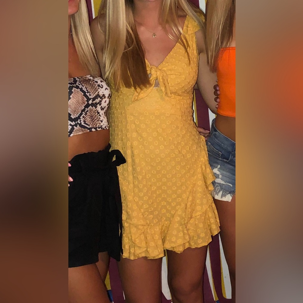 Selfie Leslie yellow dress